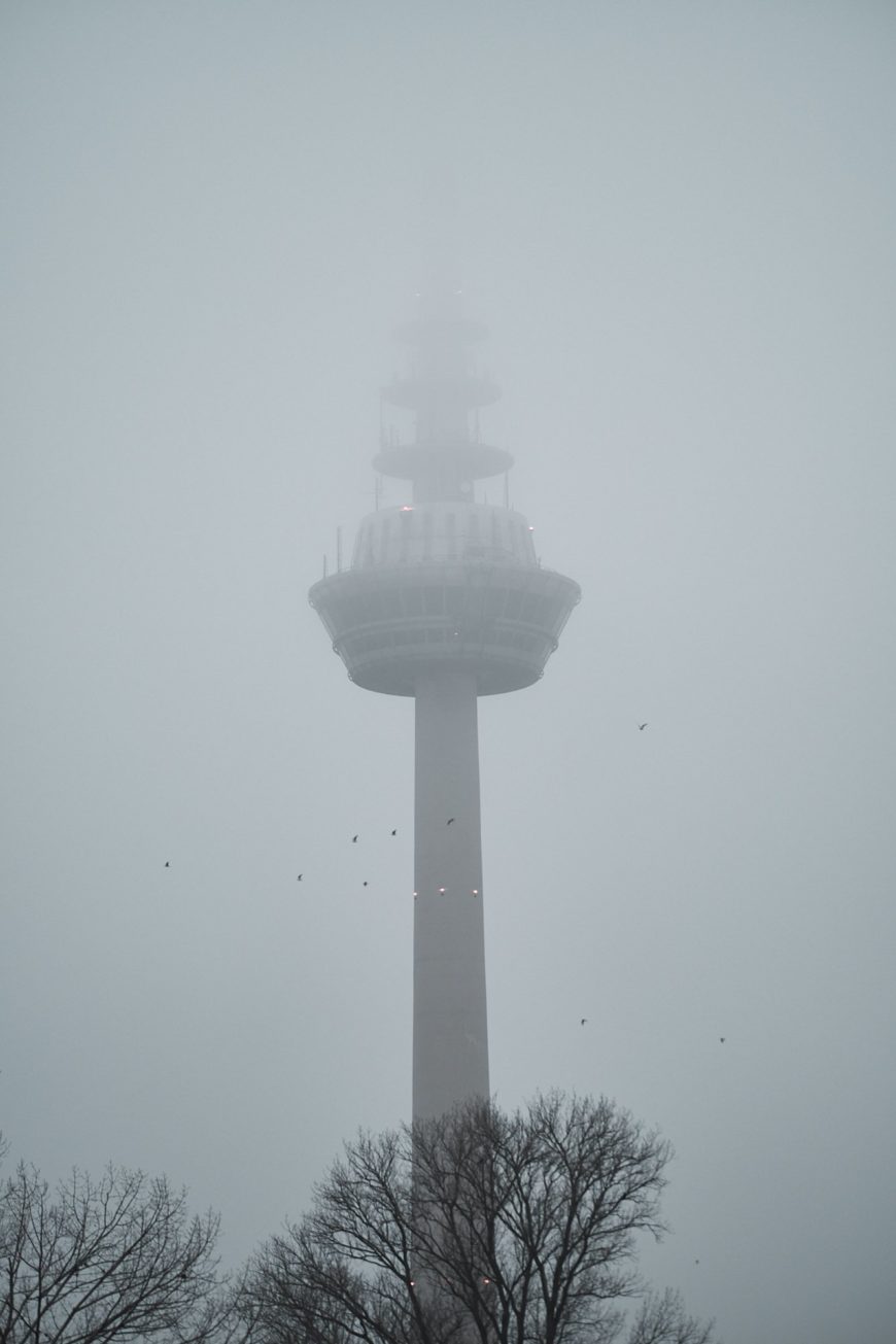 Fernmeldeturm Mannheim im Nebel